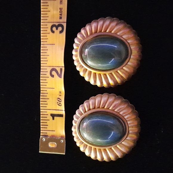 1980's Matte Gold Metal Earrings with Green Stone✨️2 - Picture 3 of 3